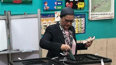 رئيسة المجلس القومي للطفولة والأمومة تُدلي بصوتها في انتخابات مجلس النواب 