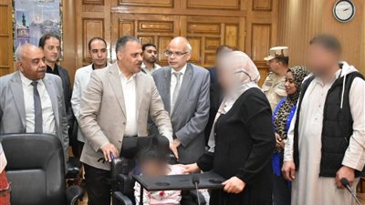 محافظ الشرقية يسلم كراسي متحركة وسماعات طبية وأطراف صناعية للمستحقين 