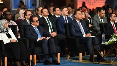 رئيس الوزراء ونائبه لشئون التنمية البشرية يشهدان جلسة حوارية رفيعة المستوى 