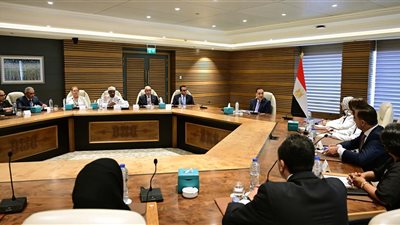 رئيس الوزراء يعقد لقاء بعدد من وزراء الصحة والتعليم ببعض الدول المشاركة 