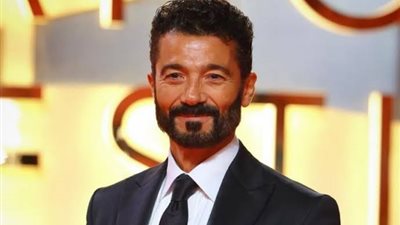 برسايل مؤثرة.. تكريم خالد النبوي بجائزة فاتن حمامة في افتتاح مهرجان القاهرة 