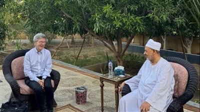 شيخ_الأزهر يستقبل المفكر العالمي جيفري ساكس بمنزله في الأقصر