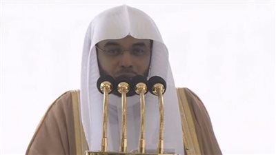 تأثر الشيخ ياسر الدوسري بالبكاء خلال خطبة الجمعة اليوم في الحرم المكي.