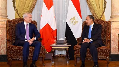 وزير الخارجية يعقد مشاورات مع وزير العدل والشرطة السويسري لتعزيز العلاقات الثنائية