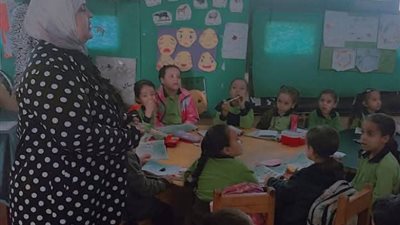 مدير المواد الثقافية بأزهر السويس تتابع سير الدراسة بمعهد الجناين الإبتدائي