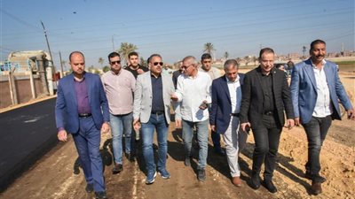 محافظ الشرقية يتفقد أعمال رصف ورفع كفاءة طريق النكارية/ القنايات