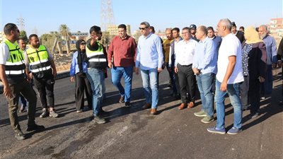 محافظ السويس يتفقد أعمال رصف طريق الزرقان بالجناين