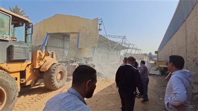 مجلس مدينة أبو النمرس بالجيزة يقوم بإزالة جمالون دون ترخيص 