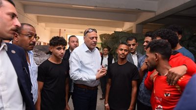 وزير العمل يكشف مخالفات المناطق الصناعية بالسويس خلال جولة تفتيشية