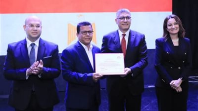 محافظ الجيزة يُكرم الأستاذ زينهم إدريس رئيس مدينة أبو النمرس لمشاركته تطوير محيط المتحف الكبير