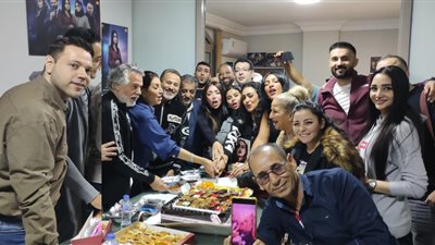 بالتورتة.. فريق عمل مسلسل السرايا الصفرا يستعدون لبدأ التصوير 