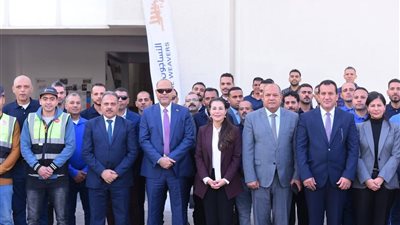وزير العمل ومحافظ الشرقية يفتتحان محطتين للطاقة الشمسية داخل 'النساجون الشرقيون