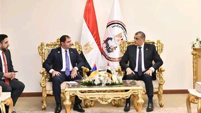 وزير الدولة للإنتاج الحربي ووزير دفاع أرمينيا يناقشان موضوعات التعاون المشترك