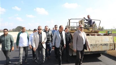 محافظ الشرقية يتفقد إستكمال أعمال الرصف والتوسعة بطريق بني هلال بمنيا القمح