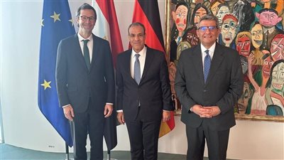 وزير الخارجية يلتقي مستشار الامن القومى بالمستشارية الألمانية