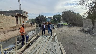 رئيس مدينة أبو النمرس بجنوب الجيزة يُتايع جهود الوحدة المحلية بالمنوات في تطهير الترع