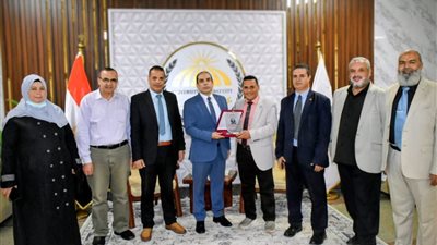 عميد كلية الطب البيطرى يكرم المستشار القانونى لجامعة مدينة السادات تقديراً لجهوده