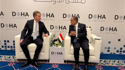 وزير الخارجية يبحث مع رئيس المنتدى الاقتصادي العالمي سبل تعزيز التعاون الدولي