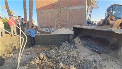 رئيس الوحدة المحلية بالمنوات يتصدى لأعمال البناء المخالف والتعدي على الأراضي الزراعية