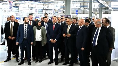 رئيس الوزراء يتفقد عدداً من أقسام مصنع 