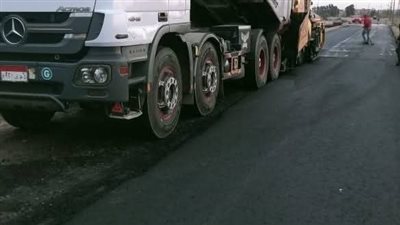 محافظ دمياط يتابع أعمال الرصف بالأسفلت بطريق أبو عياد/ السلسول