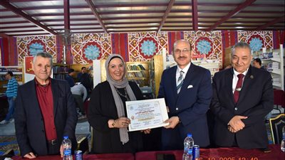 رئيس جامعة مدينة السادات يكرم المشاركين في معرض الكتاب الجامعي الثامن 