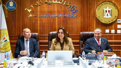 وزيرة التنمية المحلية تناقش مقترحات تطوير أسواق بورسعيد والعتبه بحضور وفد 