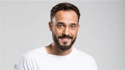 بملامح جادة وكتب.. يوسف الشريف يشوق جمهوره لـ مسلسل فن الحرب 