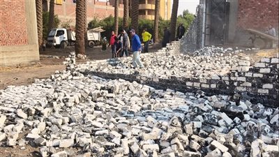 رئيس الوحدة المحلية بالمنوات يقوم بإزالة سور تم بناءه بعد الهدم 