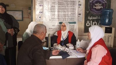 الفرق الطبية للمبادرات الرئاسية تقدم الدعمي الصحي أمام اللجان الإنتخابية بكفر صقر