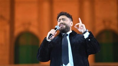 بليلة استثنائية في قصر عابدين.. الجمهور بستقبل تامر حسني بالورود واللافتات 