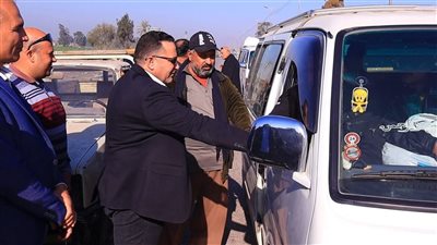 رئيس كفرصقر يقود حملات لضبط السائقين الغير ملتزمين  بالتعريفه وعدد الركاب