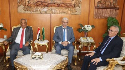 رئيس جامعة المنوفية يستقبل محمد أنس جعفر قبل مشاركته بمناقشة رسالة الدكتوراة 