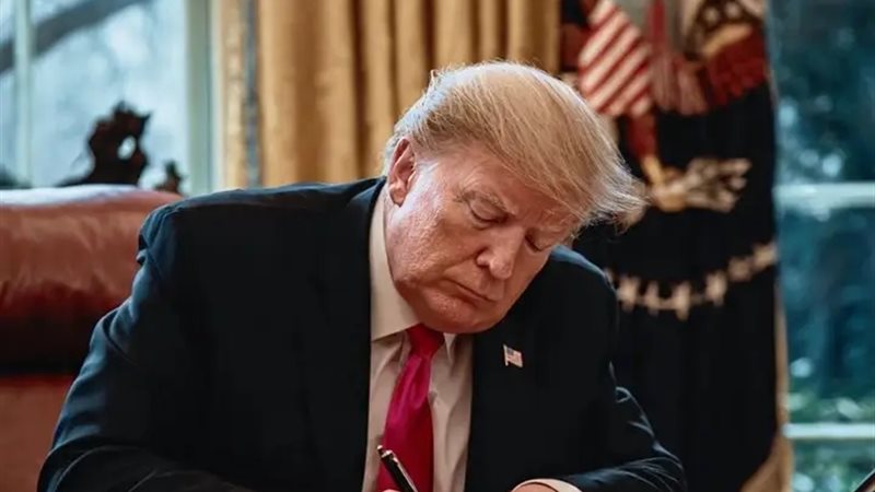 الرئيس الأمريكي دونالد