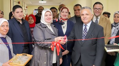 رئيس جامعة السويس يفتتح عيادات جديدة بكلية الطب