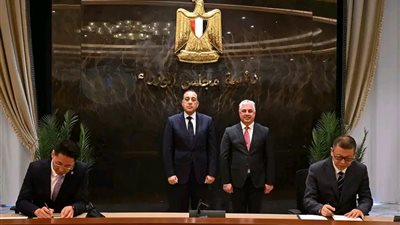 رئيس الوزراء يشهد توقيع 3 عقود مشروعات صناعية بالمنطقة الاقتصادية لقناة السويس 