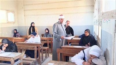 طلاب النقل بالمرحلة الثانوية الأزهرية يواصلون إمتحانات الفصل الدراسي الأول 