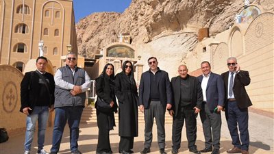 محافظ أسيوط: استمرار تشغيل الخط الجوي المنتظم لتعزيز السياحة الدينية 