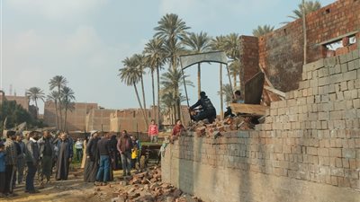 رئيس الوحدة المحلية بالمنوات يتصدى للبناء المخالف والتعدي على الأراضي الزراعية
