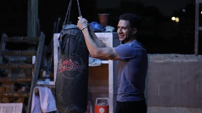 عملت على الجانب البدنى والنفسى للشخصية.. عصام عمر في مسلسل بطل العالم 