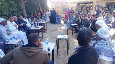 نائب السويس يلتقي أهالي الجناين في جلسة عائلية للاستماع الى شكواهم