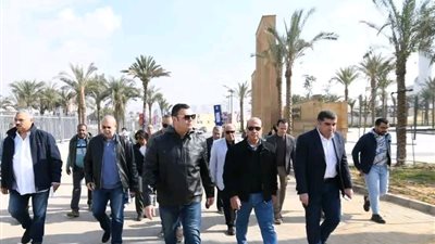 وزير الإسكان يتفقد مشروع 