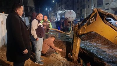 رئيس كفر صقر يتدخل لاحتواء انفجار خط مياه 500 أمام سوق المدينة