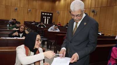 رئيس جامعة المنوفية يتفقد امتحانات كلية الحاسبات والمعلومات لمتابعة امتحانات الفصل الأول