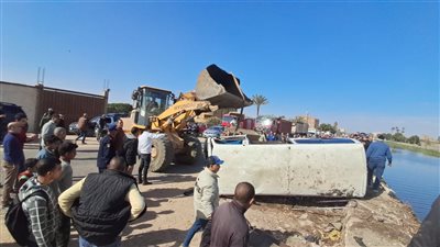 سرعة إستجابة من قِبل رئيس الوحدة المحلية بالمنوات بإنتشال ميكروباص بترعة المريوطية