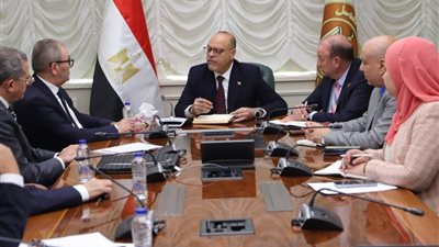 وزير العمل يلتقي وفدا لغرفة صناعة الملابس لبحث تذليل العقبات امام الاستثمار