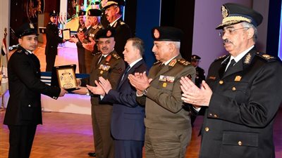 وزاراتى الدفاع والداخلية تعقدان لقاءاً لبحث سبل تعزيز التعاون الأمنى تزامناً مع إحتفالات العام الميلادى الجديد