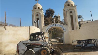 رئيس الوحدة المحلية بالمنوات مركز أبو النمرس يقوم بحملة نظافة لقرية طموه