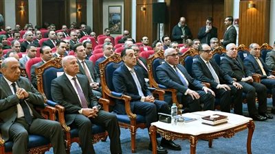 رئيس الوزراء يتفقد أعمال تطوير مصنع عربات السكك الحديدية ومترو الأنفاق 
