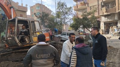 سمير: يقف على تنفيذ إصلاح ماسورة الصرف الصحي برشاح المنوات بأبو النمرس 